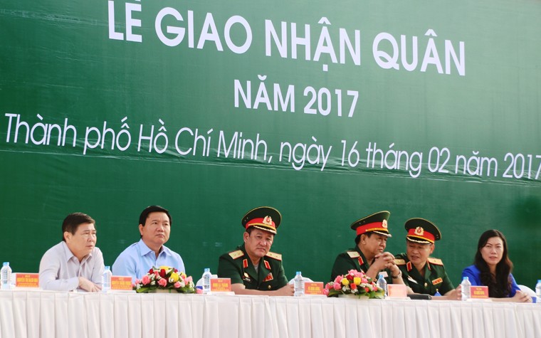 Anh: Hang nghin thanh nien TP HCM rang ro len duong nhap ngu-Hinh-7